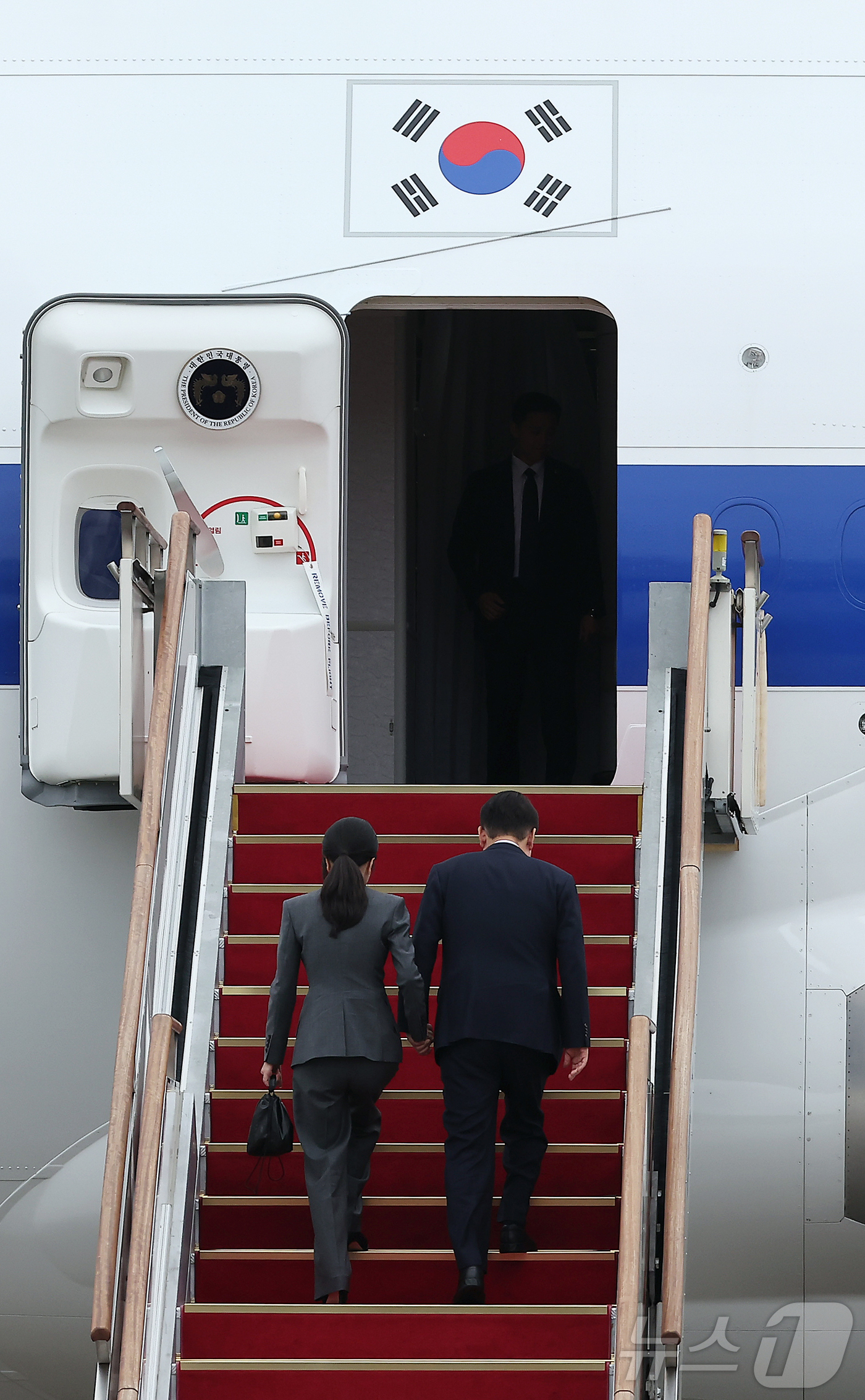 (성남=뉴스1) 김진환 기자 = 윤석열 대통령이 6일 오전 경기 성남 서울공항에서 필리핀과 싱가포르 국빈 방문과 라오스에서 열리는 한·아세안(ASEAN·동남아시아국가연합) 정상회의 …