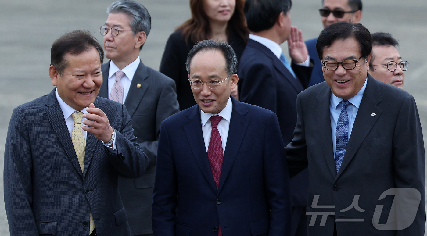 (성남=뉴스1) 김진환 기자 = 이상민 행정안전부 장관(왼쪽부터), 추경호 국민의힘 원내대표, 정진석 대통령실 비서실장이 6일 오전 경기도 성남시 서울공항에서 체코로 출국하는 윤석 …