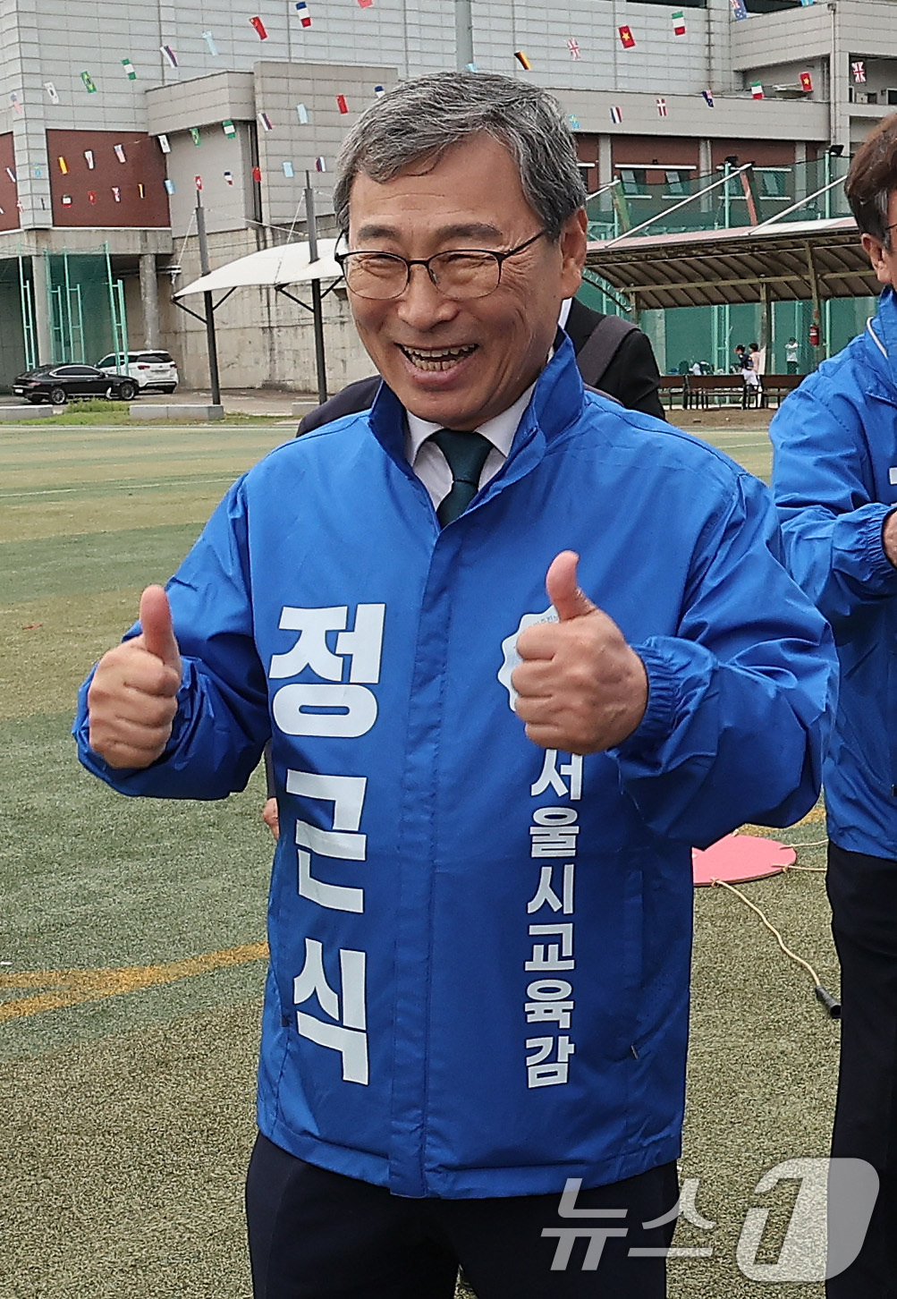 (서울=뉴스1) 김성진 기자 = 10.16 재보궐선거 서울시교육감 진보 진영 단일 후보인 정근식 후보가 6일 서울 강서구 빗물펌프장 운동장에서 열린 강서구호남향우연합회 한마음 체육 …