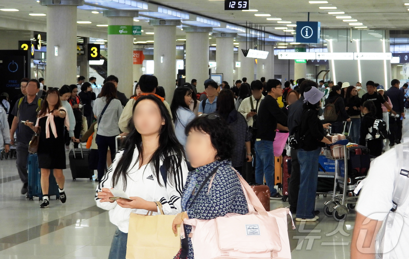 (제주=뉴스1) 오미란 기자 = 징검다리 연휴 마지막 날인 6일 오후 제주국제공항 3층 국내선 출발장이 일상으로 돌아가는 관광객들로 북적이고 있다.2024.10.6./뉴스1