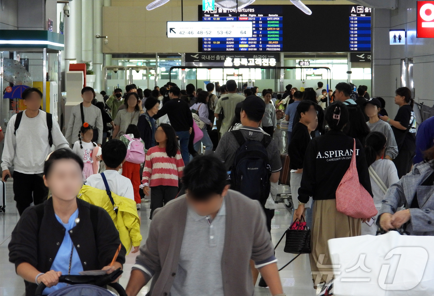 (제주=뉴스1) 오미란 기자 = 징검다리 연휴 마지막 날인 6일 오후 제주국제공항 3층 국내선 출발장이 일상으로 돌아가는 관광객들로 북적이고 있다.2024.10.6./뉴스1