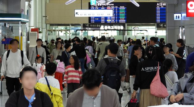 징검다리 연휴 마지막 날 제주공항 북적