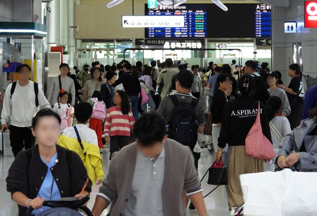 매일 4만명 '우르르'…징검다리 연휴 마지막 날 제주공항 북적