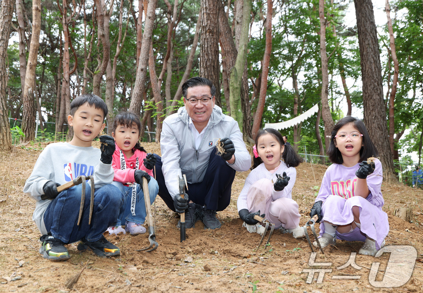 (서울=뉴스1) 박지혜 기자 = 6일 경남 함양군 상림공원 일원에서 열린 제19회 함양산삼축제를 찾은 어린이이들이 진병영 함양군수와 함께 산삼캐기 체험을 하고 있다. (함양군 제공 …