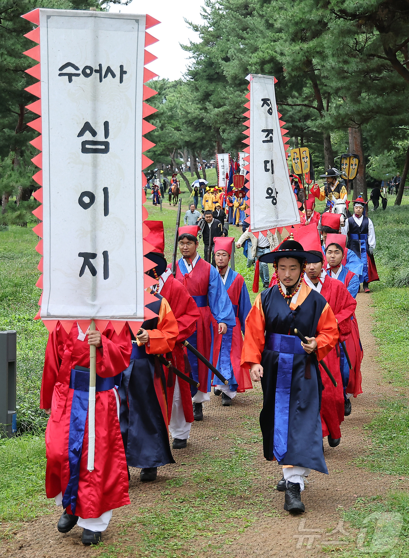 (수원=뉴스1) 김진환 기자 = '2024 정조대왕 능행차 공동재현' 행사가 열린 6일 오후 경기 수원시 장안구 노송지대에서 능행차 행렬이 화성행궁으로 향하고 있다. 2024.10 …