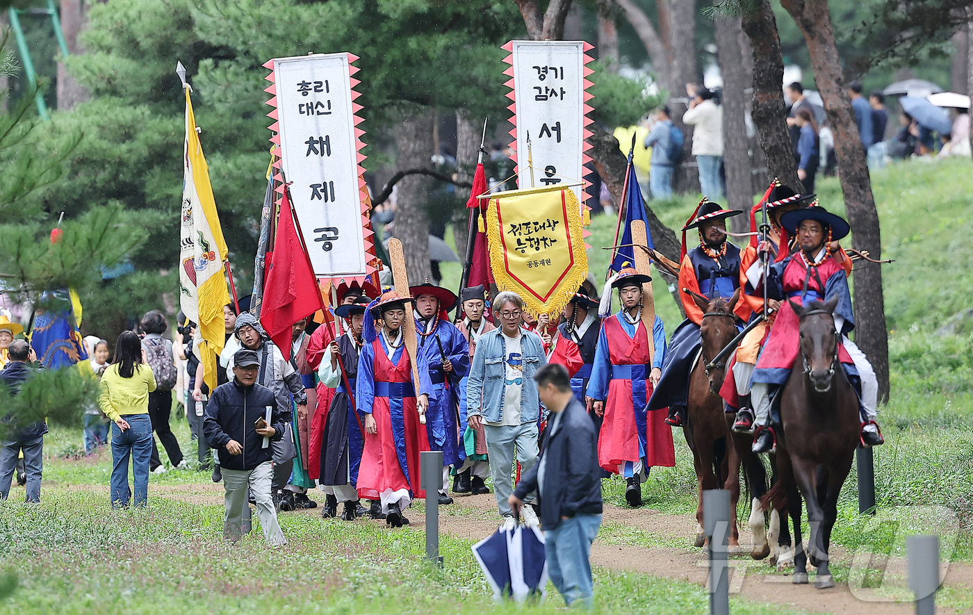 (수원=뉴스1) 김진환 기자 = '2024 정조대왕 능행차 공동재현' 행사가 열린 6일 오후 경기 수원시 장안구 노송지대에서 능행차 행렬이 화성행궁으로 향하고 있다. 2024.10 …