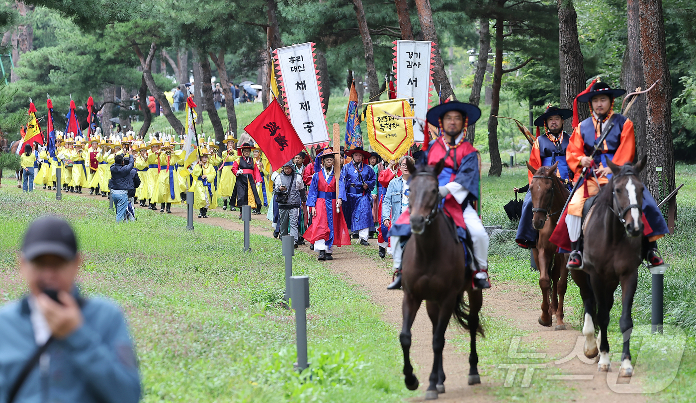 (수원=뉴스1) 김진환 기자 = '2024 정조대왕 능행차 공동재현' 행사가 열린 6일 오후 경기 수원시 장안구 노송지대에서 능행차 행렬이 화성행궁으로 향하고 있다. 2024.10 …