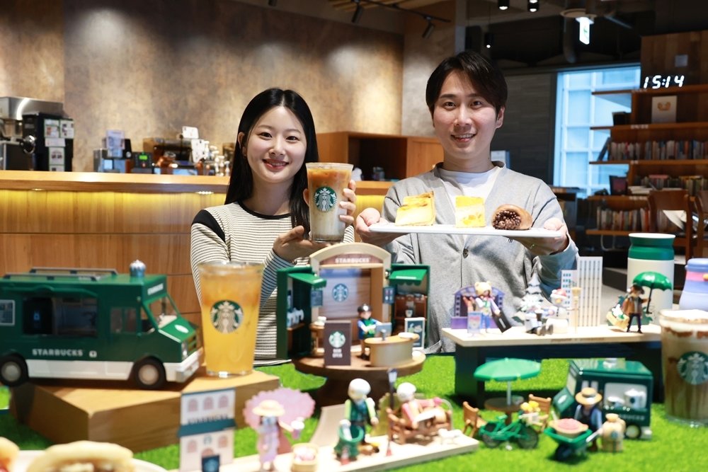 본문 이미지 - 모델들이 스타벅스 플레이모빌 콜라보레이션 상품을 소개하는 모습(스타벅스코리아 제공).