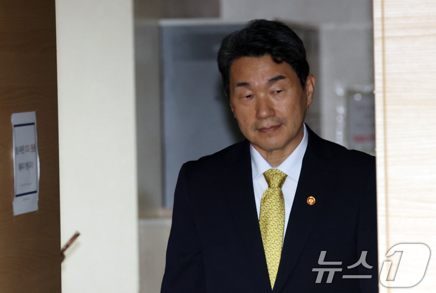 본문 이미지 - 이주호 사회부총리 겸 교육부 장관이 6일 오후 서울 종로구 세종대로 정부서울청사에서 의과대학 학사 정상화를 위한 비상 대책&#40;안&#41; 발표를 하기 위해 이동하고 있다. 2024.10.6/뉴스1 ⓒ News1 김명섭 기자