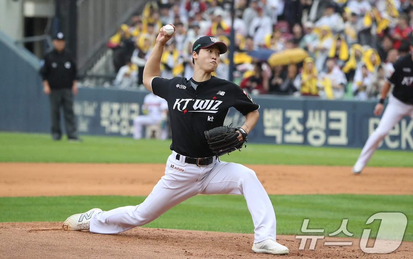 6일 오후 서울 송파구 잠실야구장에서 열린 프로야구 &#39;2024 신한 SOL 뱅크 KBO 포스트시즌&#39; 준플레이오프 2차전 kt 위즈와 LG 트윈스의 경기에서 KT 선발투수 엄상백이 역투하고 있다. 2024.10.6/뉴스1 ⓒ News1 임세영 기자