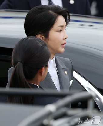 본문 이미지 - 김건희 여사가 6일 오전 경기 성남 서울공항에서 필리핀과 싱가포르 국빈 방문과 라오스에서 열리는 한·아세안(ASEAN·동남아시아국가연합) 정상회의 참석차 출국하기 위해 공군 1호기로 향하고 있다. 2024.10.6/뉴스1 ⓒ News1 김진환 기자