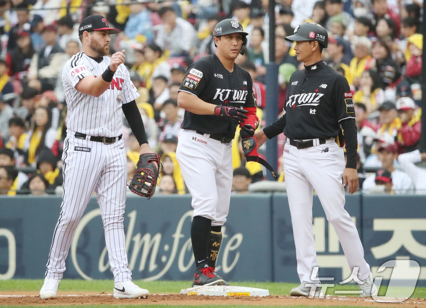 6일 오후 서울 송파구 잠실야구장에서 열린 프로야구 &#39;2024 신한 SOL 뱅크 KBO 포스트시즌&#39; 준플레이오프 2차전 kt 위즈와 LG 트윈스의 경기 2회초 2사 3루 상황 KT 황재균이 LG 임찬규를 상대로 1타점 적시타를 치고 1루 베이스에서 더그아웃을 바라보고 있다. 2024.10.6/뉴스1 ⓒ News1 임세영 기자