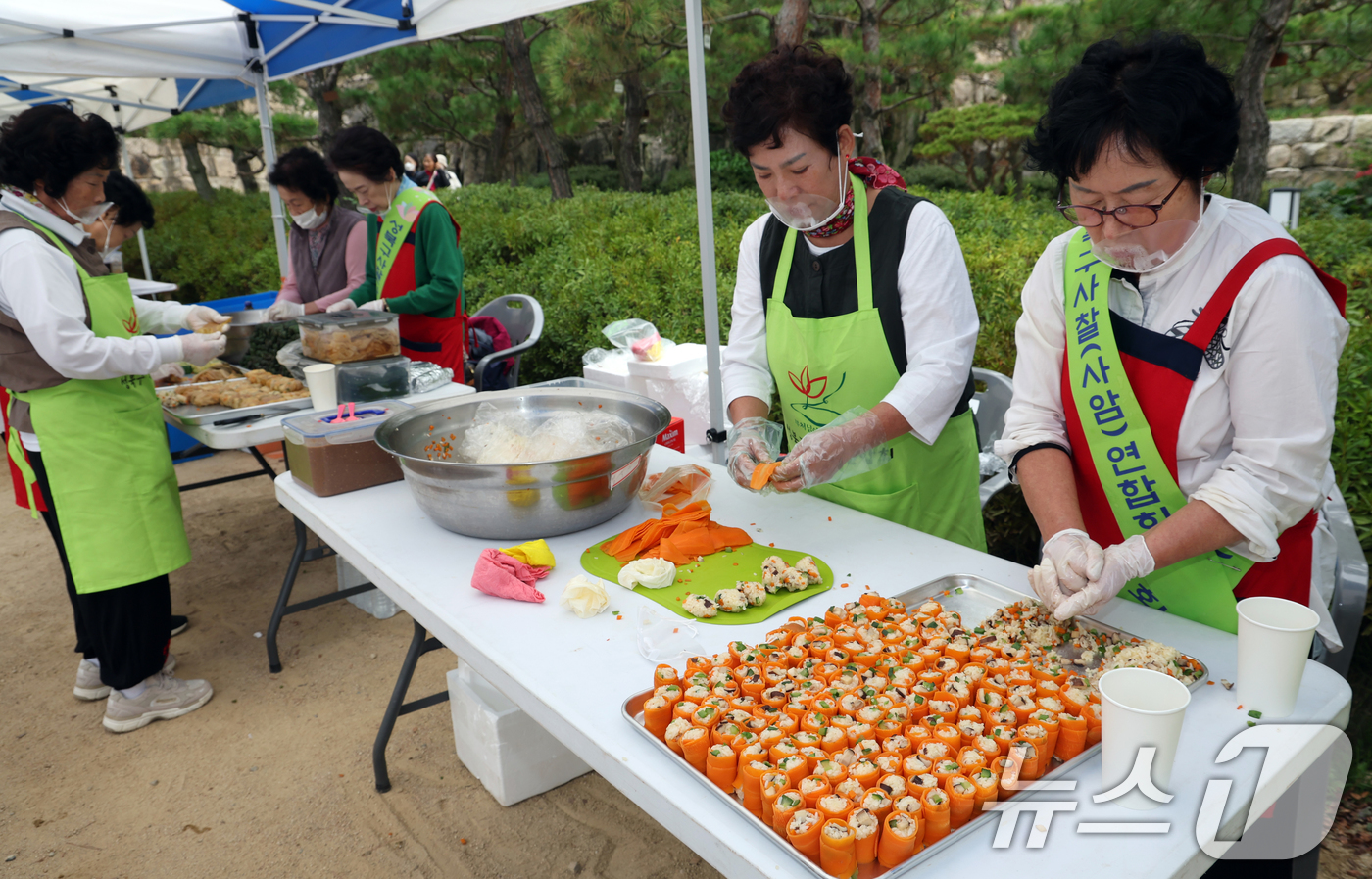 (서울=뉴스1) 김명섭 기자 = 6일 서울 성북구 흥천사에서 열린 '제1회 사찰음식 축제 및 왕실다례 재현’ 행사에서 불교 신자들이 사찰음식을 만들고 있다. 2024.10.6/뉴스 …