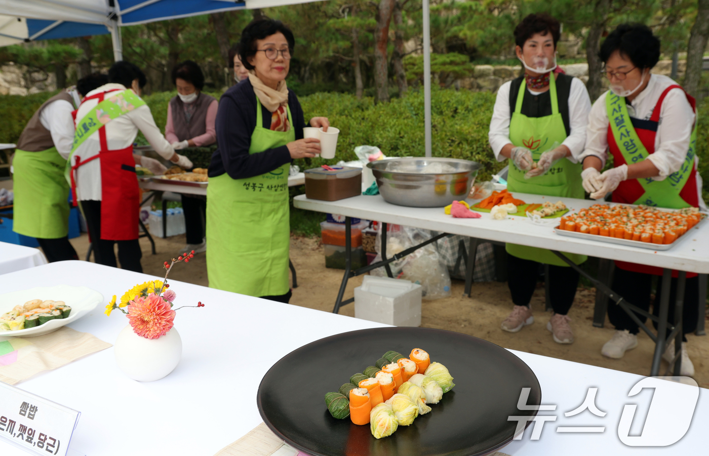 (서울=뉴스1) 김명섭 기자 = 6일 서울 성북구 흥천사에서 열린 '제1회 사찰음식 축제 및 왕실다례 재현’ 행사에서 불교 신자들이 사찰음식을 만들고 있다. 2024.10.6/뉴스 …