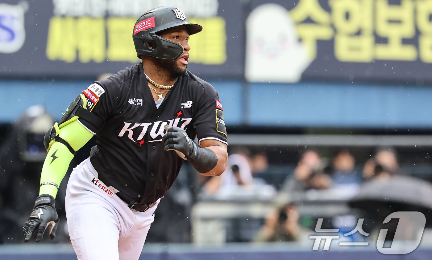 본문 이미지 - 6일 오후 서울 송파구 잠실야구장에서 열린 프로야구 &#39;2024 신한 SOL 뱅크 KBO 포스트시즌&#39; 준플레이오프 2차전 kt 위즈와 LG 트윈스의 경기, 3회초 무사 1루 상황에서 kt 로하스가 안타를 치고 있다. 2024.10.6/뉴스1 ⓒ News1 김도우 기자
