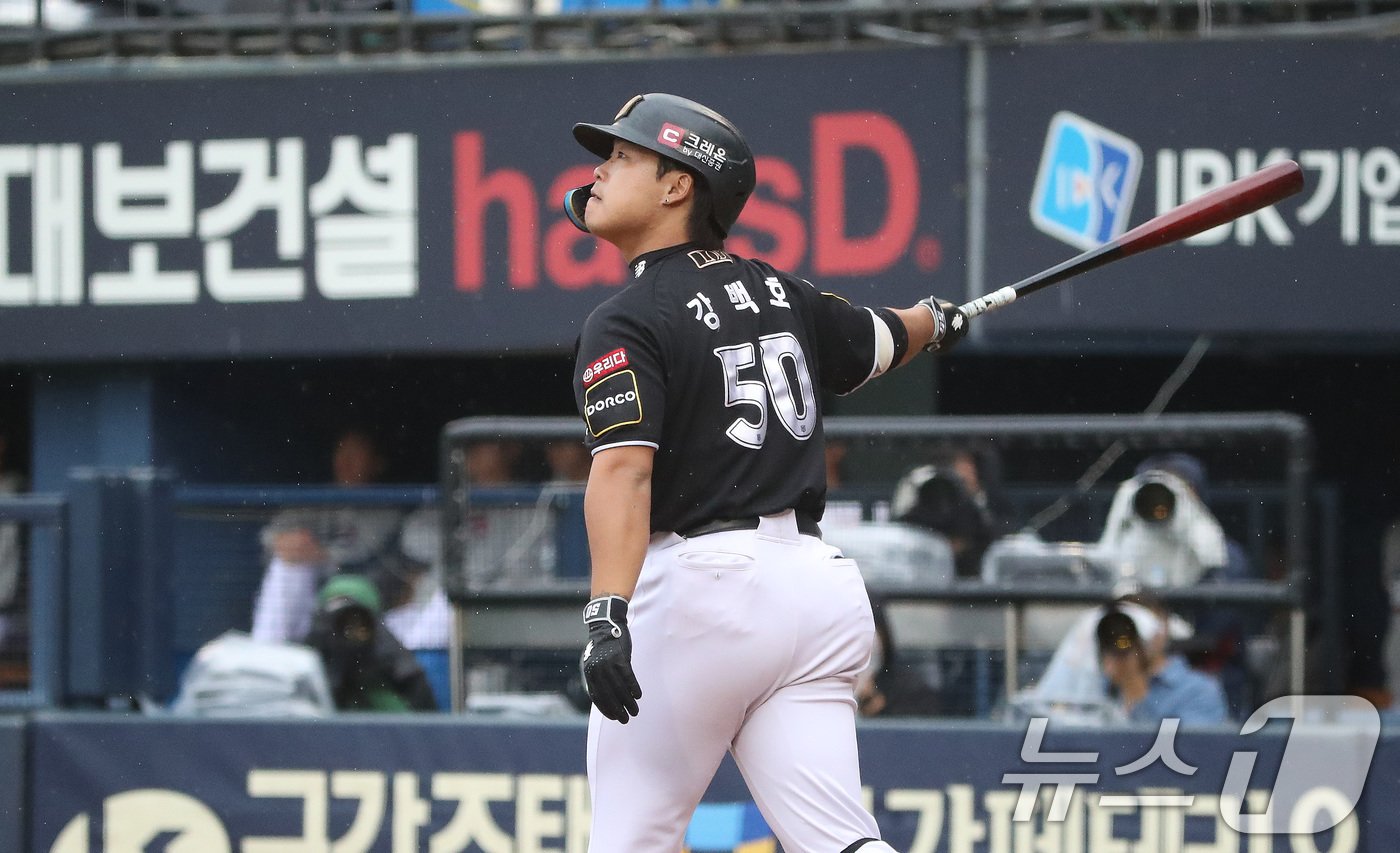 6일 오후 서울 송파구 잠실야구장에서 열린 프로야구 &#39;2024 신한 SOL 뱅크 KBO 포스트시즌&#39; 준플레이오프 2차전 kt 위즈와 LG 트윈스의 경기 3회초 1사 1,3루 상황 KT 강백호가 LG 임찬규를 상대로 희생플라이를 치고 있다. 2024.10.6/뉴스1 ⓒ News1 임세영 기자