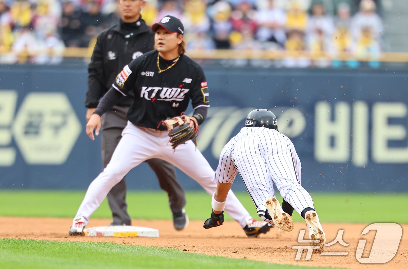 6일 오후 서울 송파구 잠실야구장에서 열린 프로야구 &#39;2024 신한 SOL 뱅크 KBO 포스트시즌&#39; 준플레이오프 2차전 kt 위즈와 LG 트윈스의 경기, 3회말 1사 1루 상황에서 1루주자 LG 신민재가 2루 도루에 성공하고 있다. 2024.10.6/뉴스1 ⓒ News1 김도우 기자