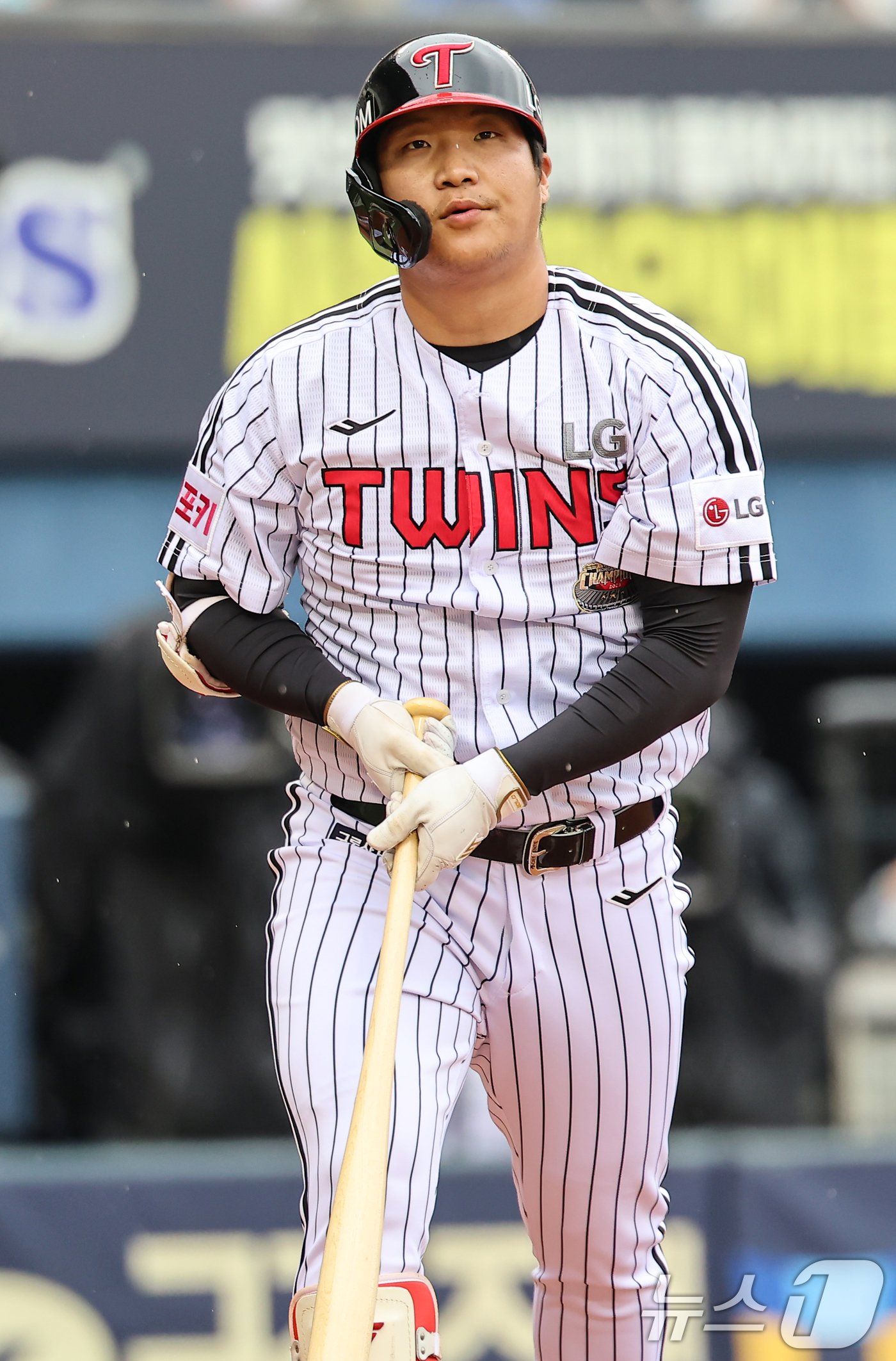 본문 이미지 - 6일 오후 서울 송파구 잠실야구장에서 열린 프로야구 '2024 신한 SOL 뱅크 KBO 포스트시즌' 준플레이오프 2차전 kt 위즈와 LG 트윈스의 경기, 3회말 2사 2루 상황에서 LG 문보경이 삼진을 당하자 아쉬워하고 있다. 2024.10.6/뉴스1 ⓒ News1 김도우 기자