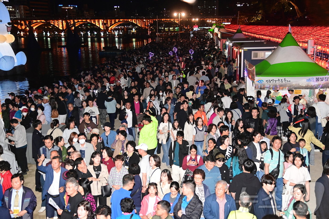 본문 이미지 - 진주남강유등축제장 인파(진주시 제공).