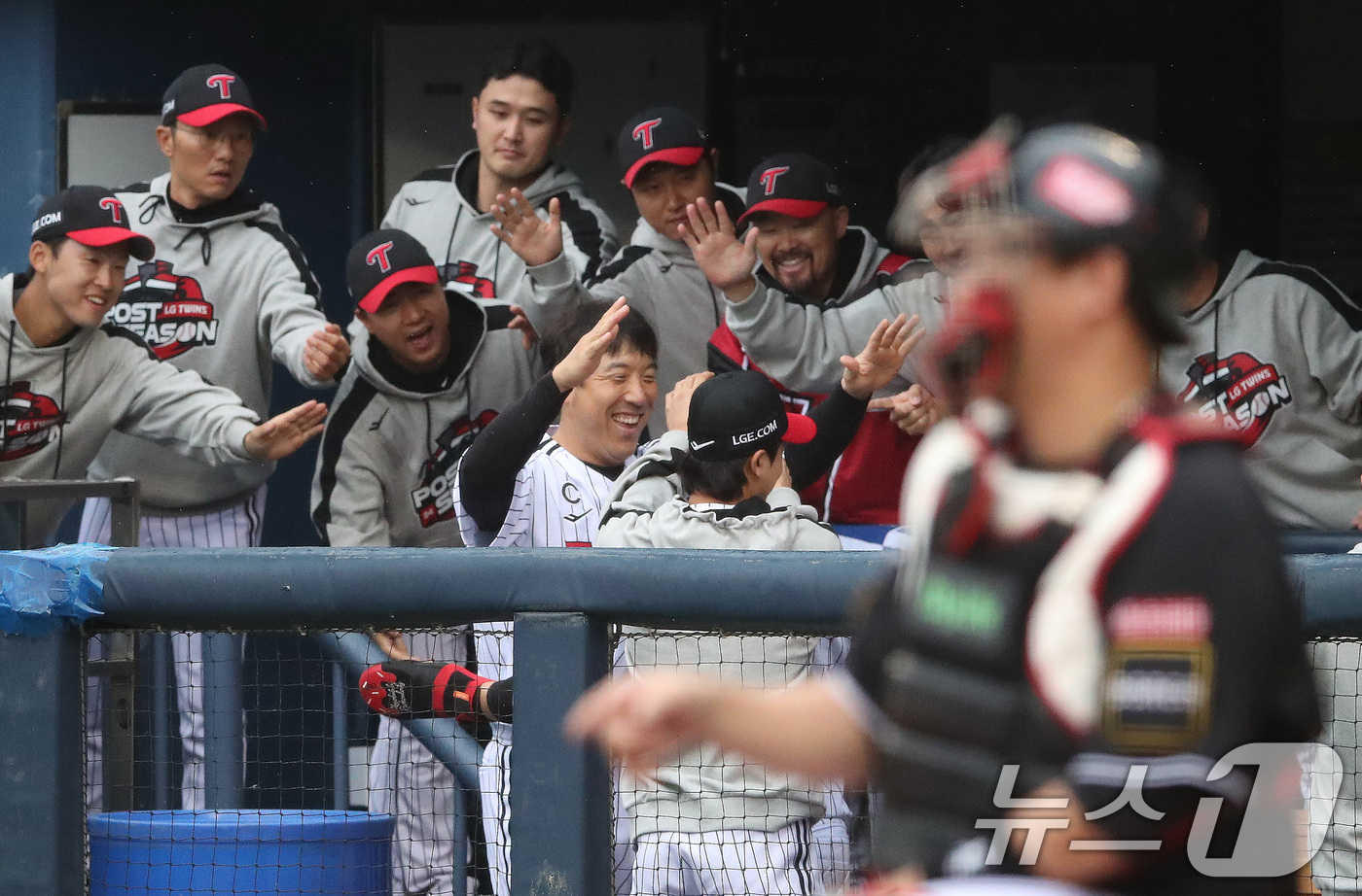 (서울=뉴스1) 임세영 기자 = 6일 오후 서울 송파구 잠실야구장에서 열린 프로야구 '2024 신한 SOL 뱅크 KBO 포스트시즌' 준플레이오프 2차전 kt 위즈와 LG 트윈스의 …