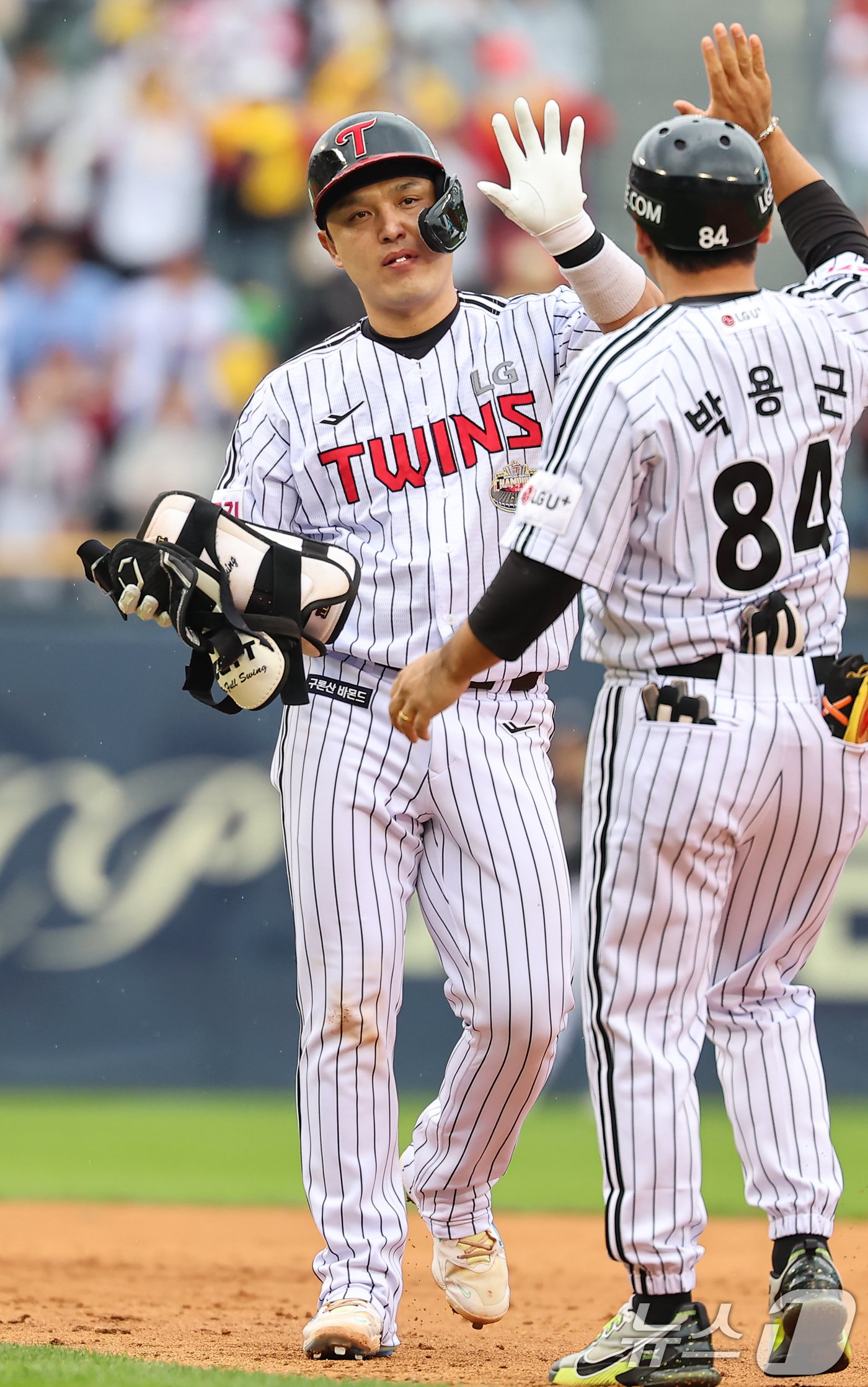 6일 오후 서울 송파구 잠실야구장에서 열린 프로야구 &#39;2024 신한 SOL 뱅크 KBO 포스트시즌&#39; 준플레이오프 2차전 kt 위즈와 LG 트윈스의 경기, 4회말 1사 3루 상황에서 LG 박동원이 1타점 2루타를 치고 기뻐하고 있다. 2024.10.6/뉴스1 ⓒ News1 김도우 기자