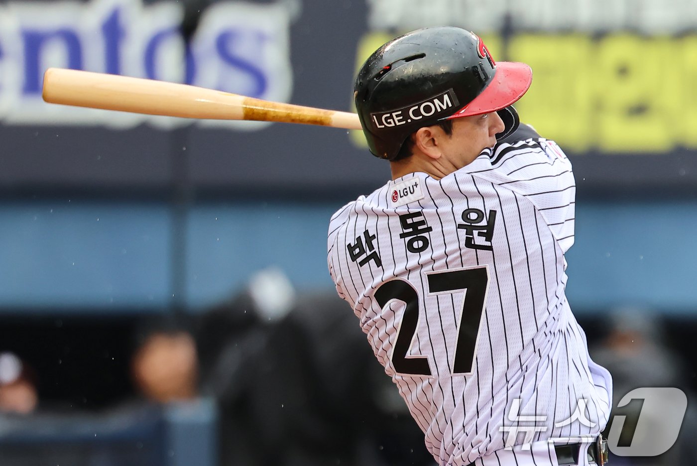 6일 오후 서울 송파구 잠실야구장에서 열린 프로야구 &#39;2024 신한 SOL 뱅크 KBO 포스트시즌&#39; 준플레이오프 2차전 kt 위즈와 LG 트윈스의 경기, 4회말 1사 3루 상황에서 LG 박동원이 1타점 2루타를 치고 있다. 2024.10.6/뉴스1 ⓒ News1 김도우 기자