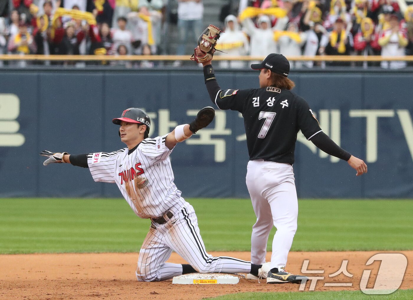 6일 오후 서울 송파구 잠실야구장에서 열린 프로야구 &#39;2024 신한 SOL 뱅크 KBO 포스트시즌&#39; 준플레이오프 2차전 kt 위즈와 LG 트윈스의 경기 3회말 1사 1루 상황 LG 신민재가 2루도루에 성공하고 있다. 2024.10.6/뉴스1 ⓒ News1 임세영 기자