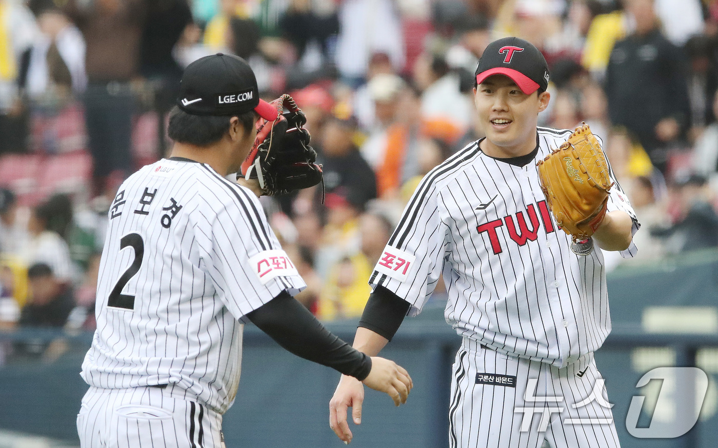 (서울=뉴스1) 임세영 기자 = 6일 오후 서울 송파구 잠실야구장에서 열린 프로야구 '2024 신한 SOL 뱅크 KBO 포스트시즌' 준플레이오프 2차전 kt 위즈와 LG 트윈스 경 …