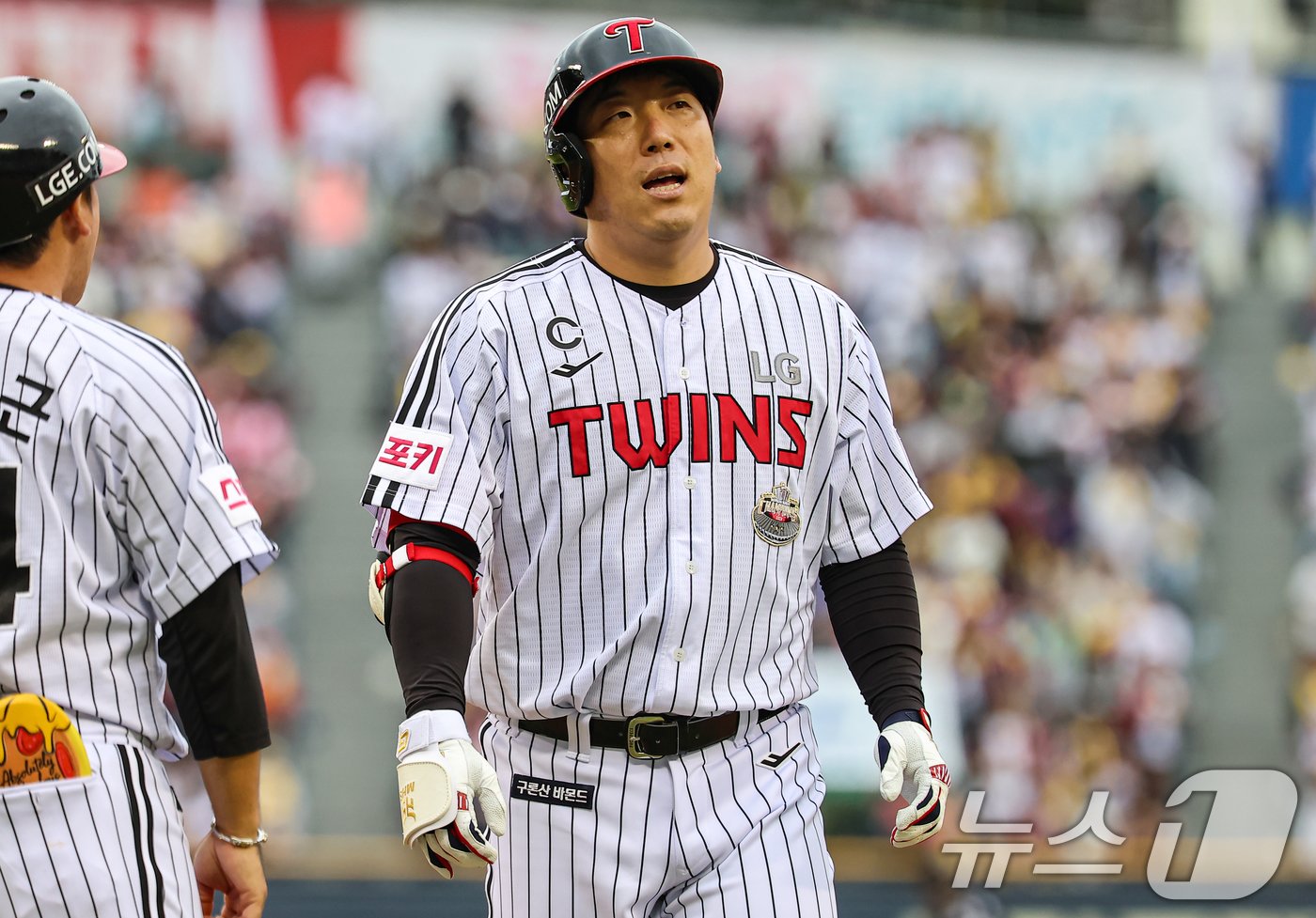 본문 이미지 - 6일 오후 서울 송파구 잠실야구장에서 열린 프로야구 '2024 신한 SOL 뱅크 KBO 포스트시즌' 준플레이오프 2차전 kt 위즈와 LG 트윈스의 경기, 5회말 2사 2,3루 상황에서 LG 김현수가 중견수 뜬공으로 아웃되자 아쉬워하고 있다.2024.10.6/뉴스1 ⓒ News1 김도우 기자