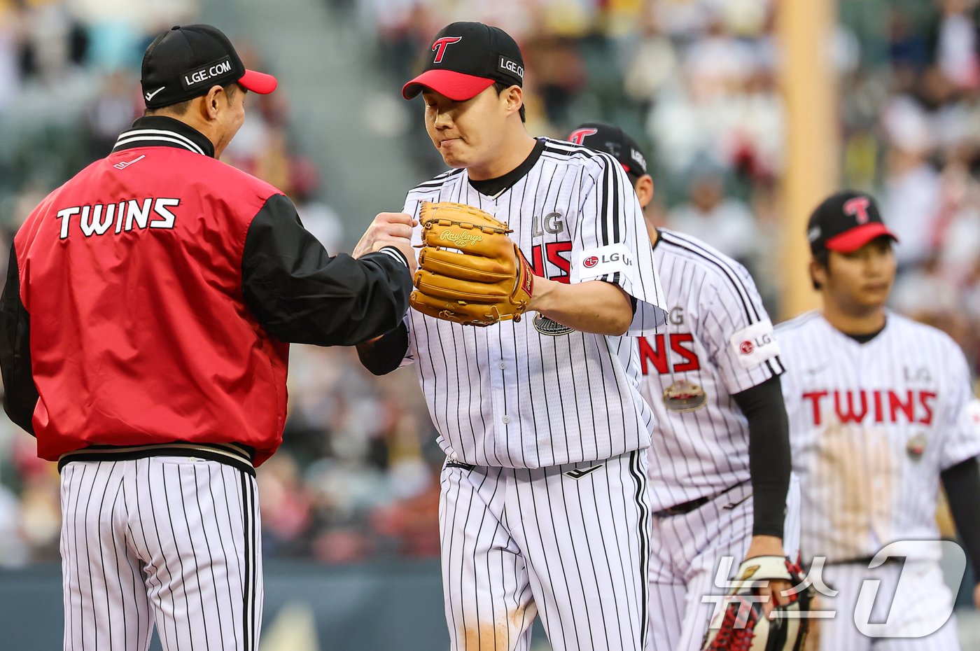 6일 오후 서울 송파구 잠실야구장에서 열린 프로야구 &#39;2024 신한 SOL 뱅크 KBO 포스트시즌&#39; 준플레이오프 2차전 kt 위즈와 LG 트윈스의 경기, LG 선발투수 임찬규가 6회초 1사 1루 상황에서 교체되고 있다. 2024.10.6/뉴스1 ⓒ News1 김도우 기자