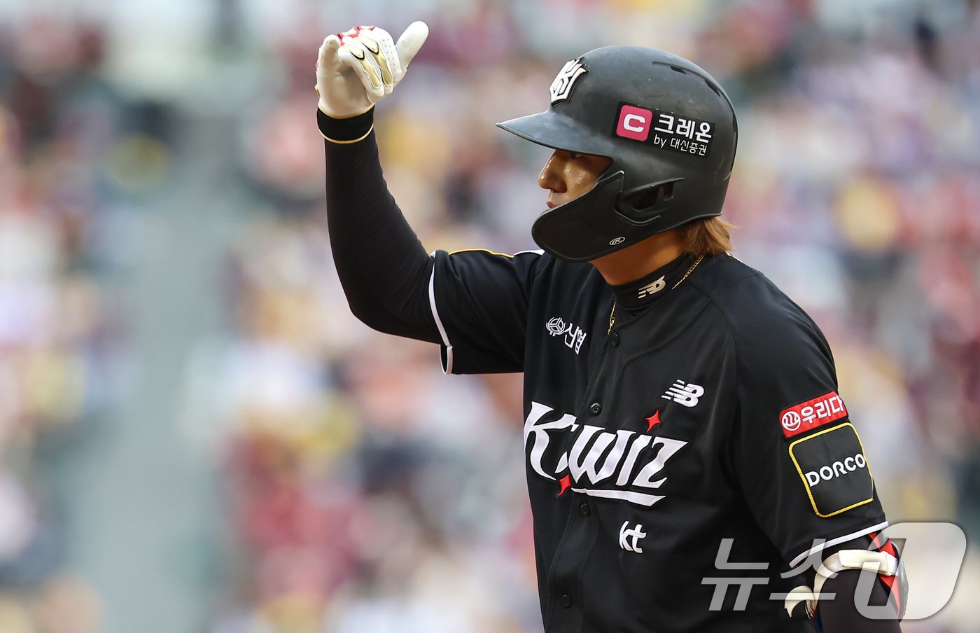 6일 오후 서울 송파구 잠실야구장에서 열린 프로야구 &#39;2024 신한 SOL 뱅크 KBO 포스트시즌&#39; 준플레이오프 2차전 kt 위즈와 LG 트윈스의 경기, 6회초 1사 1루 상황에서 kt 김상수가 안타를 치고 기뻐하고 있다. 2024.10.6/뉴스1 ⓒ News1 김도우 기자