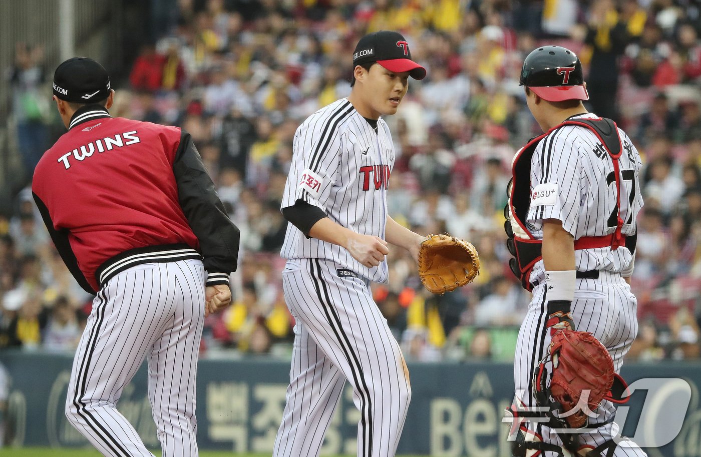 6일 오후 서울 송파구 잠실야구장에서 열린 프로야구 &#39;2024 신한 SOL 뱅크 KBO 포스트시즌&#39; 준플레이오프 2차전 kt 위즈와 LG 트윈스의 경기 6회초 1사 1루 상황 LG 임찬규가 마운드를 내려가고 있다. 2024.10.6/뉴스1 ⓒ News1 임세영 기자