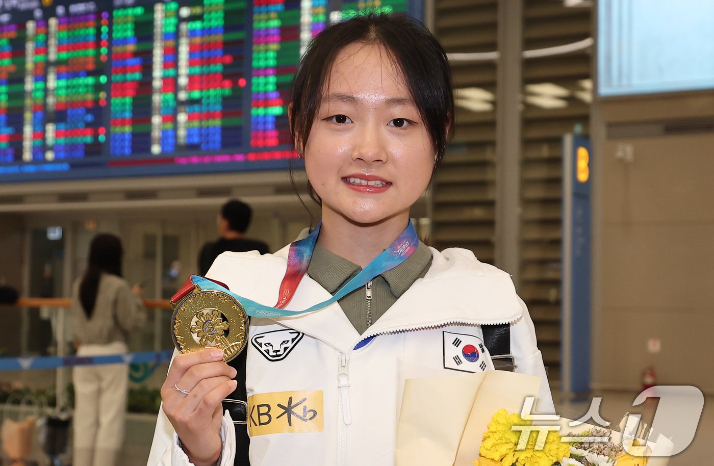 2024 상하이 트로피에서 우승을 차지한 한국 피겨 여자싱글 김채연이 6일 오후 인천국제공항 제2여객터미널을 통해 귀국하고 있다. 2024.10.6/뉴스1 ⓒ News1 김성진 기자