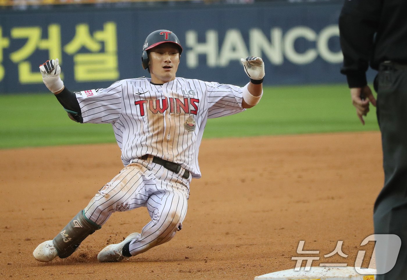 6일 오후 서울 송파구 잠실야구장에서 열린 프로야구 &#39;2024 신한 SOL 뱅크 KBO 포스트시즌&#39; 준플레이오프 2차전 kt 위즈와 LG 트윈스의 경기 6회말 1사 만루 상황 LG 신민재가 3타점 싹쓸이 적시 2루타 후 좌익수 포구 실책으로 3루까지 출루하고 있다. 2024.10.6/뉴스1 ⓒ News1 임세영 기자