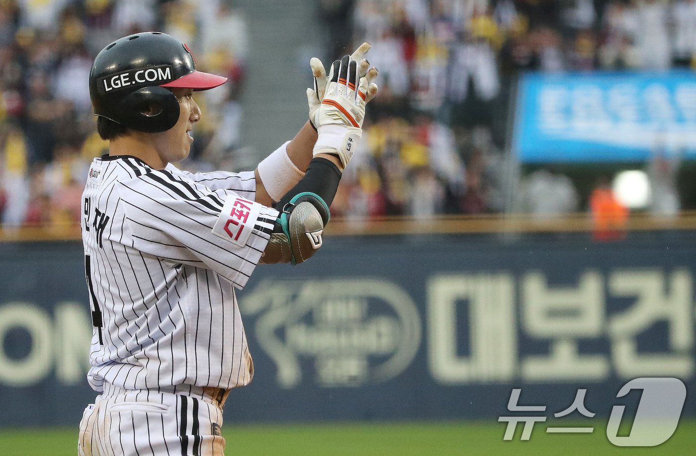 6일 오후 서울 송파구 잠실야구장에서 열린 프로야구 &#39;2024 신한 SOL 뱅크 KBO 포스트시즌&#39; 준플레이오프 2차전 kt 위즈와 LG 트윈스의 경기 6회말 1사 만루 상황 LG 신민재가 3타점 싹쓸이 적시 2루타를 치고 세리머니를 하고 있다. 2024.10.6/뉴스1 ⓒ News1 임세영 기자