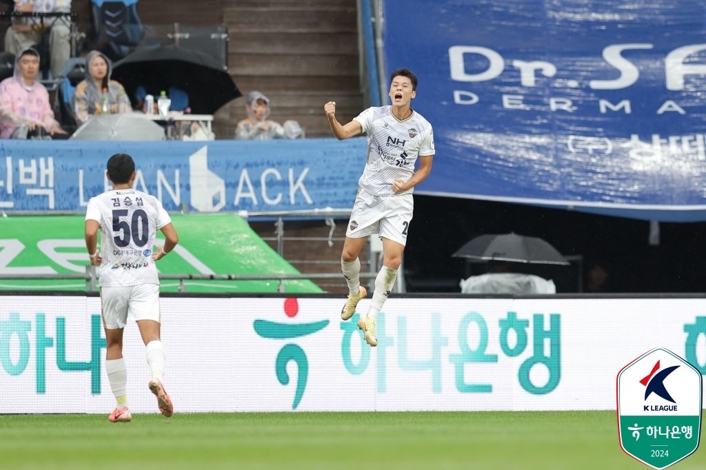 본문 이미지 - 김천 상무의 모재현(오른쪽)이 6일 울산 문수축구경기장에서 열린 하나은행 K리그1 2024 33라운드 울산HD와 경기에서 전반 21분 선제골을 터뜨린 후 기뻐하고 있다. (한국프로축구연맹 제공)