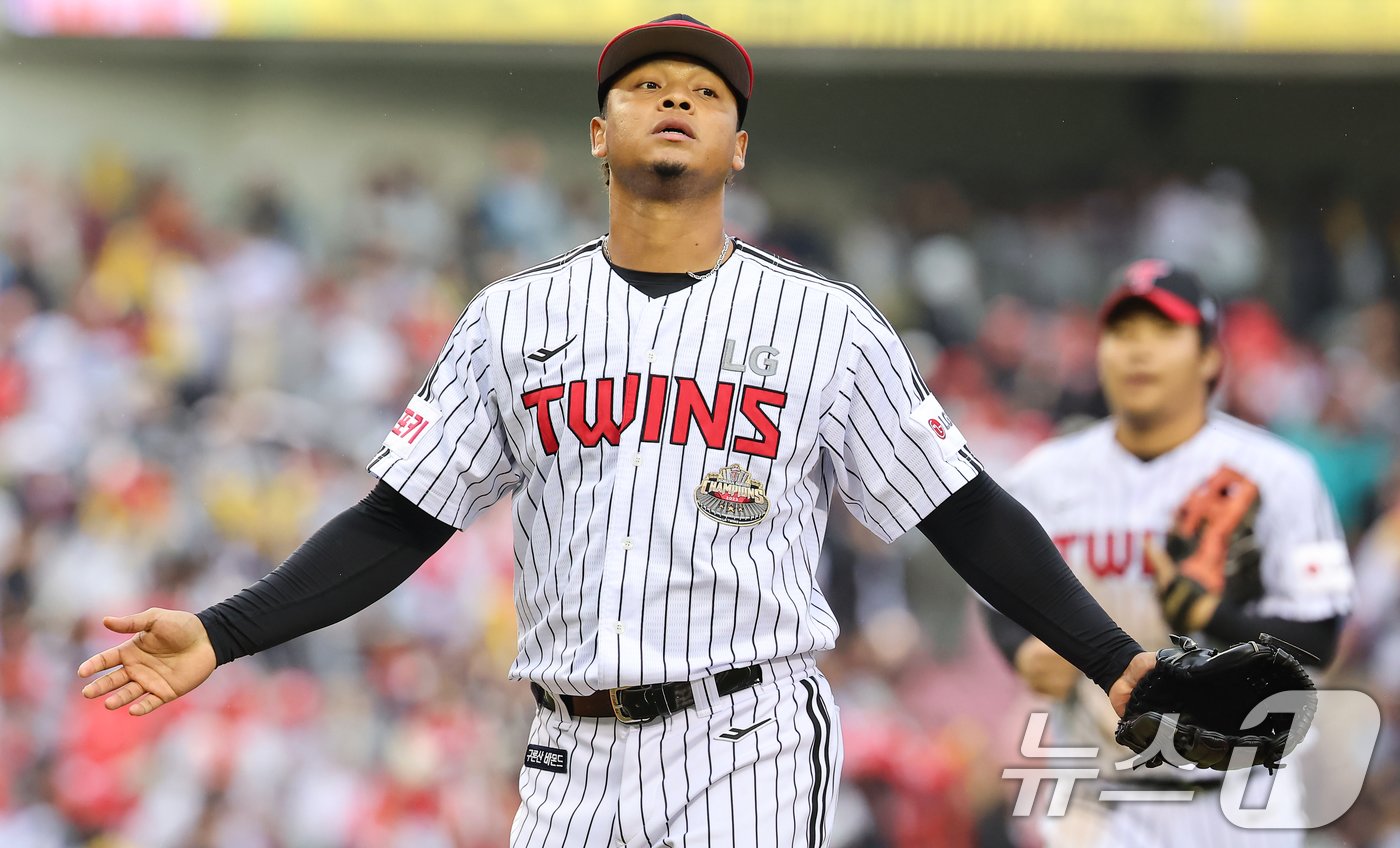 6일 오후 서울 송파구 잠실야구장에서 열린 프로야구 &#39;2024 신한 SOL 뱅크 KBO 포스트시즌&#39; 준플레이오프 2차전 kt 위즈와 LG 트윈스의 경기, LG 에르난데스가 7회초를 무실점으로 마무리한 뒤 덕아웃으로 향하고 있다. 2024.10.6/뉴스1 ⓒ News1 김도우 기자