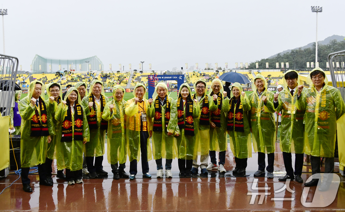 (광주=뉴스1) 박준배 기자 = 광주시의회와 광주시 교육청 등이 6일 광주시민프로축구단 광주FC와 '2025 홍보 마케팅 네트워크 협약'을 체결한 후 기념촬영을 하고 있다.(광주시 …