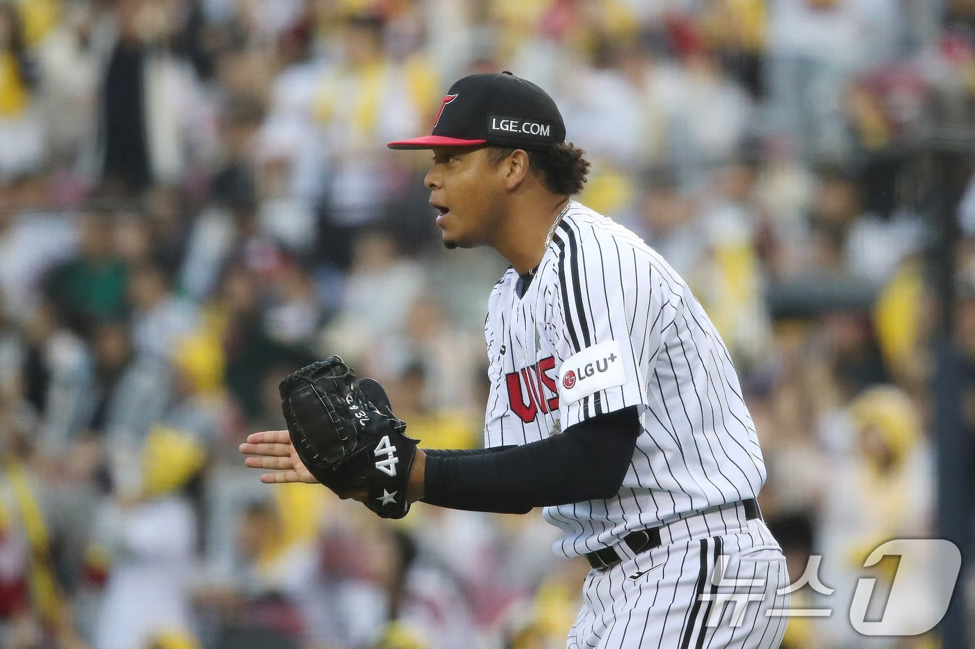 6일 오후 서울 송파구 잠실야구장에서 열린 프로야구 &#39;2024 신한 SOL 뱅크 KBO 포스트시즌&#39; 준플레이오프 2차전 kt 위즈와 LG 트윈스의 경기 7회초 2사 1,2루 상황 LG 에르난데스가 KT 강백호 타석때 2루수 땅볼로 1루주자 로하스를 포스아웃으로 잡아내고 박수 치고 있다. 2024.10.6/뉴스1 ⓒ News1 임세영 기자