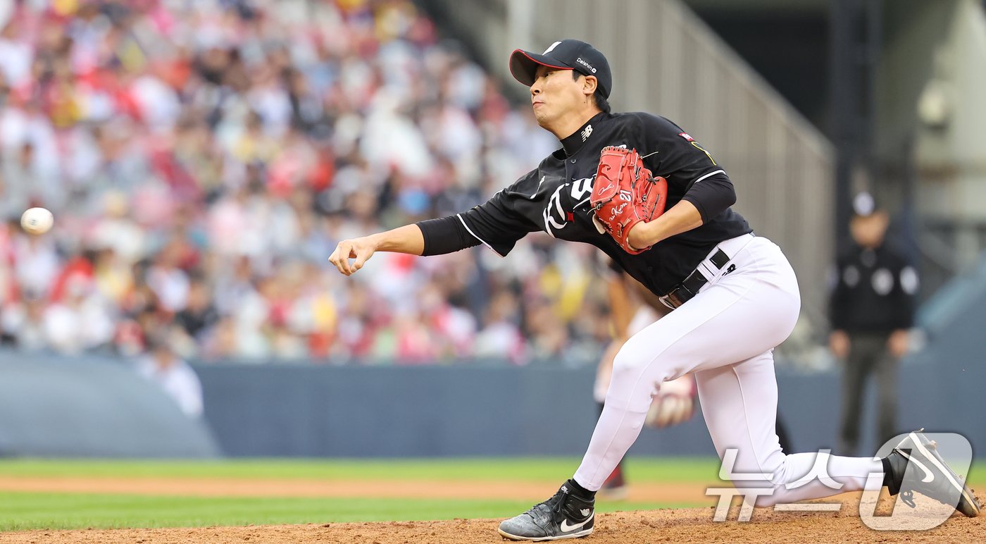 6일 오후 서울 송파구 잠실야구장에서 열린 프로야구 &#39;2024 신한 SOL 뱅크 KBO 포스트시즌&#39; 준플레이오프 2차전 kt 위즈와 LG 트윈스의 경기, kt 우규민이 7회말 등판해 역투하고 있다. 2024.10.6/뉴스1 ⓒ News1 김도우 기자