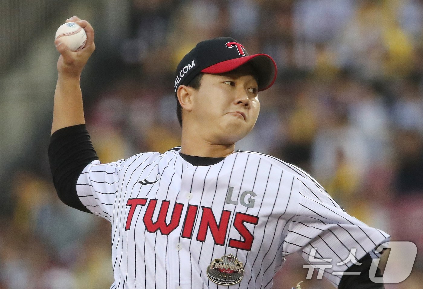 본문 이미지 - 6일 오후 서울 송파구 잠실야구장에서 열린 프로야구 &#39;2024 신한 SOL 뱅크 KBO 포스트시즌&#39; 준플레이오프 2차전 kt 위즈와 LG 트윈스의 경기에서 LG 유영찬이 9회초에 등판해 역투하고 있다. 2024.10.6/뉴스1 ⓒ News1 임세영 기자