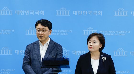 질문에 답하는 천준호·정춘생