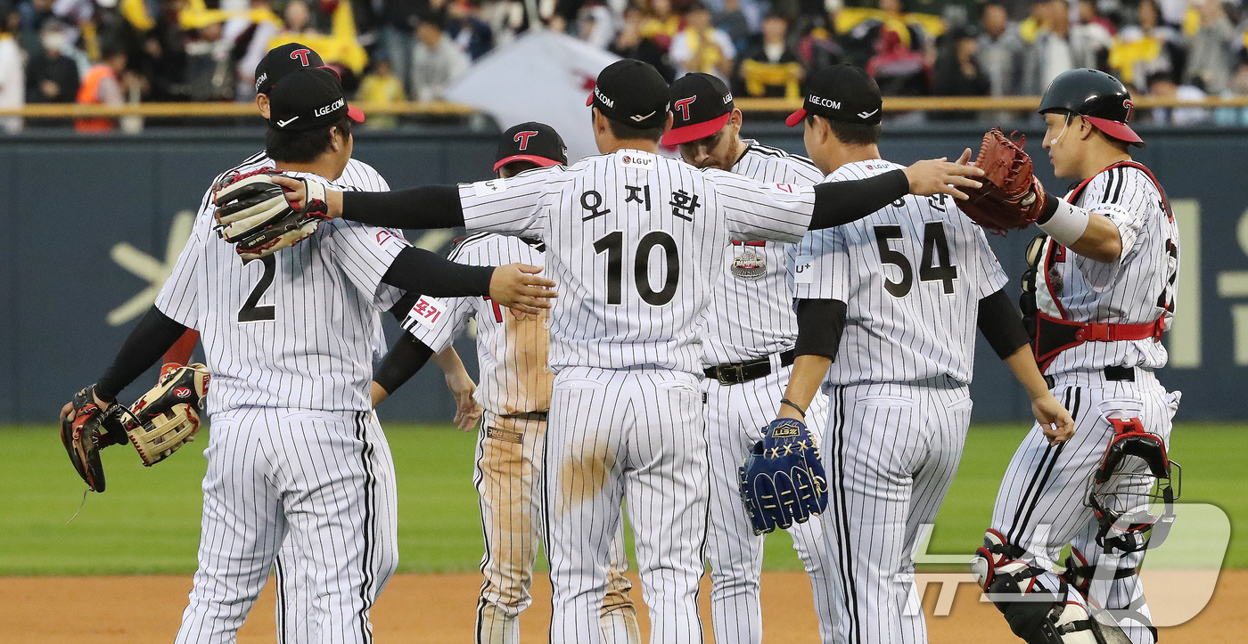 (서울=뉴스1) 임세영 기자 = 6일 오후 서울 송파구 잠실야구장에서 열린 프로야구 '2024 신한 SOL 뱅크 KBO 포스트시즌' 준플레이오프 2차전 kt 위즈와 LG 트윈스의 …