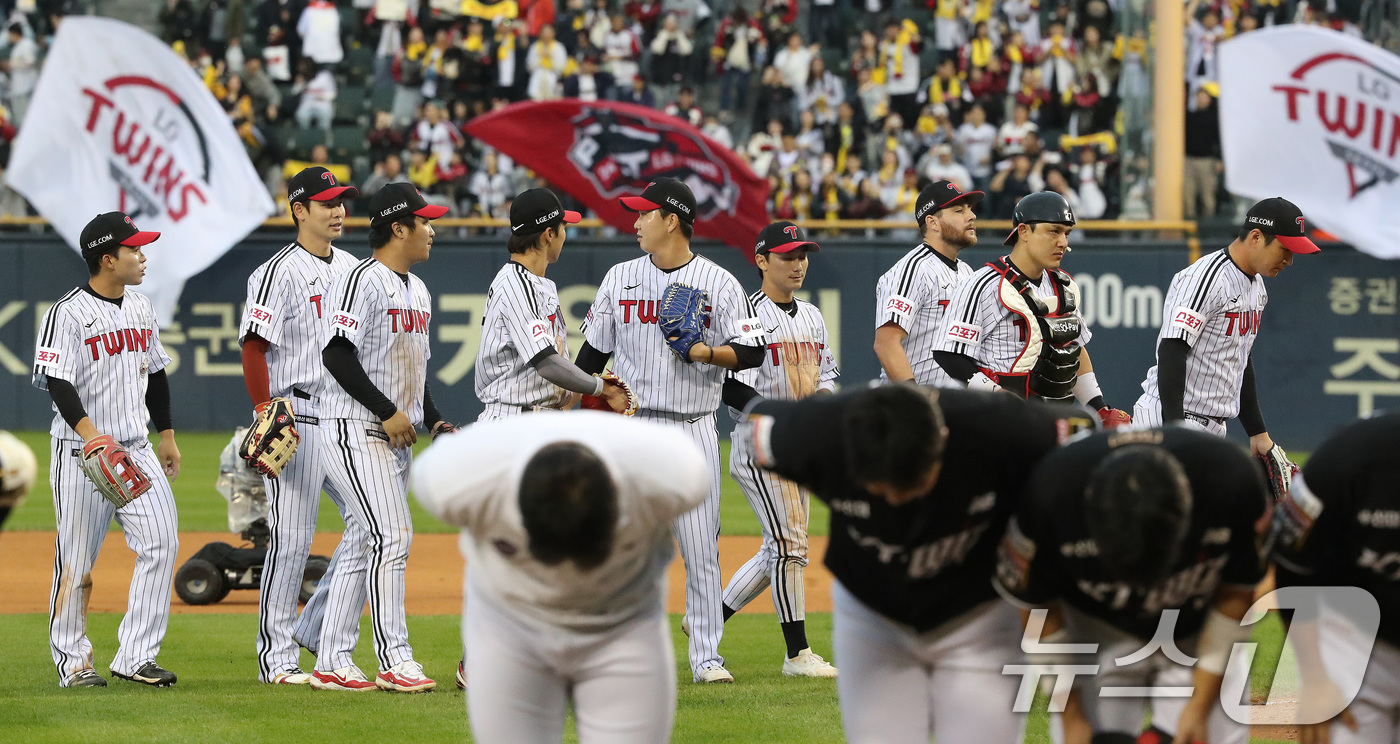 (서울=뉴스1) 임세영 기자 = 6일 오후 서울 송파구 잠실야구장에서 열린 프로야구 '2024 신한 SOL 뱅크 KBO 포스트시즌' 준플레이오프 2차전 kt 위즈와 LG 트윈스의 …