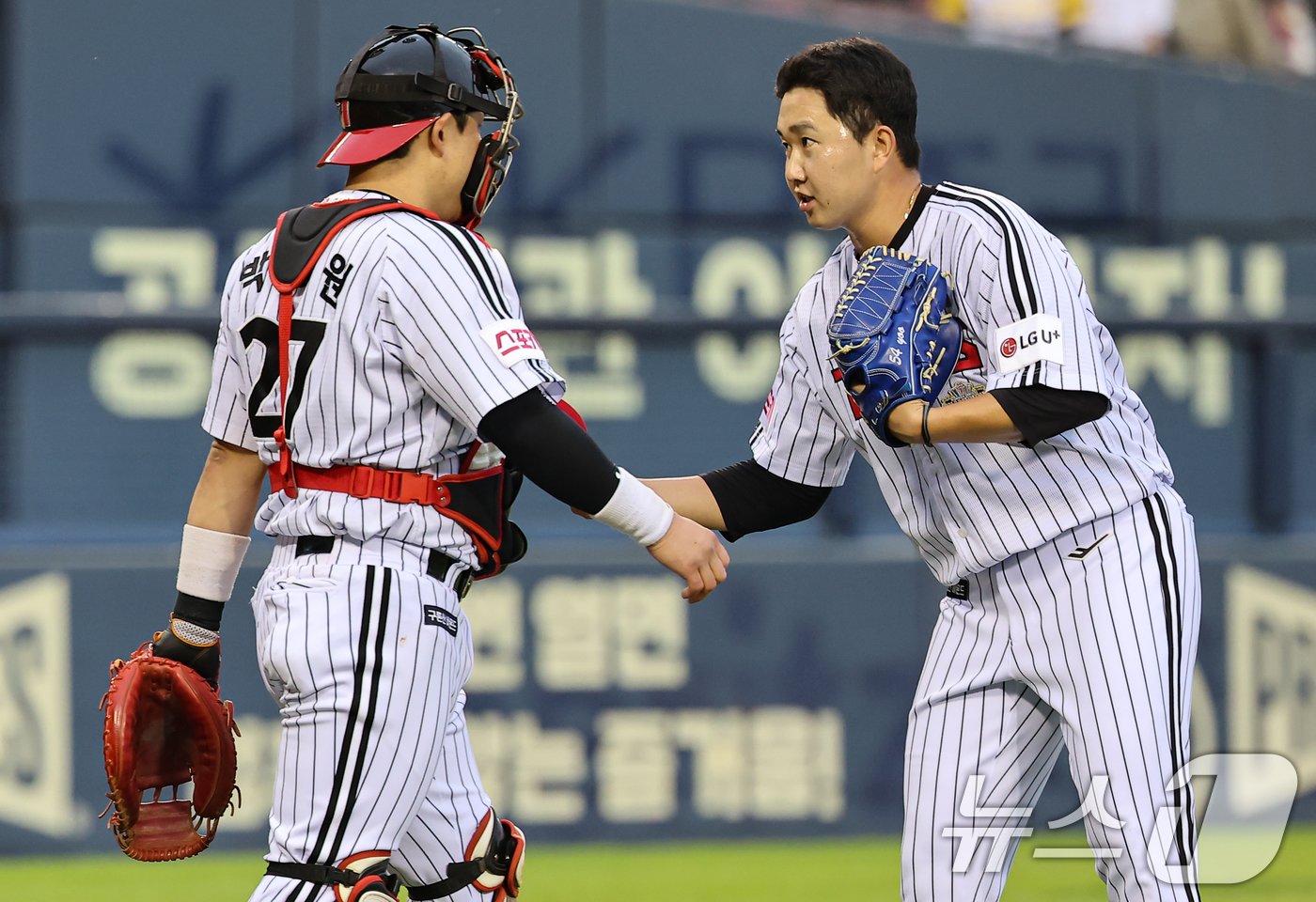 6일 오후 서울 송파구 잠실야구장에서 열린 프로야구 &#39;2024 신한 SOL 뱅크 KBO 포스트시즌&#39; 준플레이오프 2차전 kt 위즈와 LG 트윈스의 경기, LG 유영찬이 9회초를 막은 뒤 포수 박동원과 기쁨을 나누고 있다. 2024.10.6/뉴스1 ⓒ News1 김도우 기자