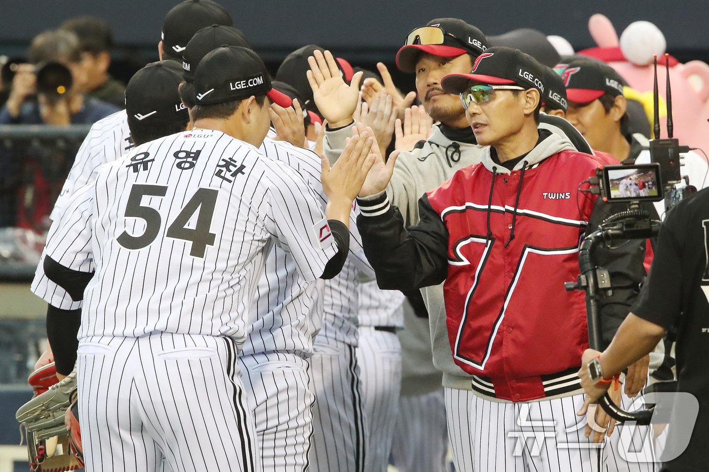 6일 오후 서울 송파구 잠실야구장에서 열린 프로야구 &#39;2024 신한 SOL 뱅크 KBO 포스트시즌&#39; 준플레이오프 2차전 kt 위즈와 LG 트윈스의 경기에서 LG 염경엽 감독이 유영찬과 하이파이브를 나누고 있다. 이날 경기는 LG가 KT를 상대로 7-2로 승리했다. 2024.10.6/뉴스1 ⓒ News1 임세영 기자