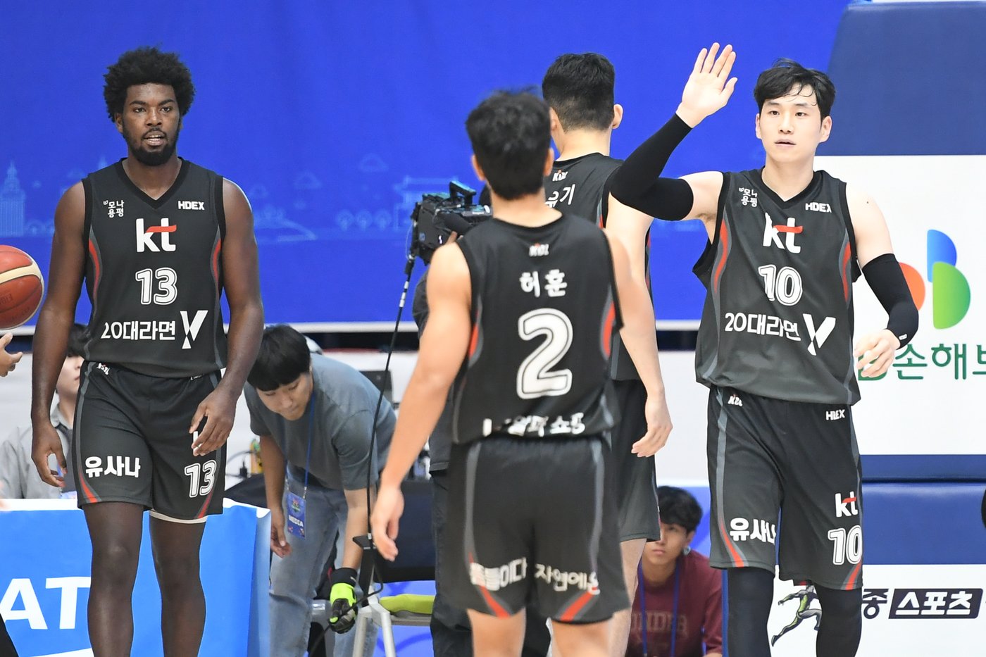 본문 이미지 - KT가 KCC를 꺾고 컵대회 첫 승을 챙겼다.(KBL 제공)