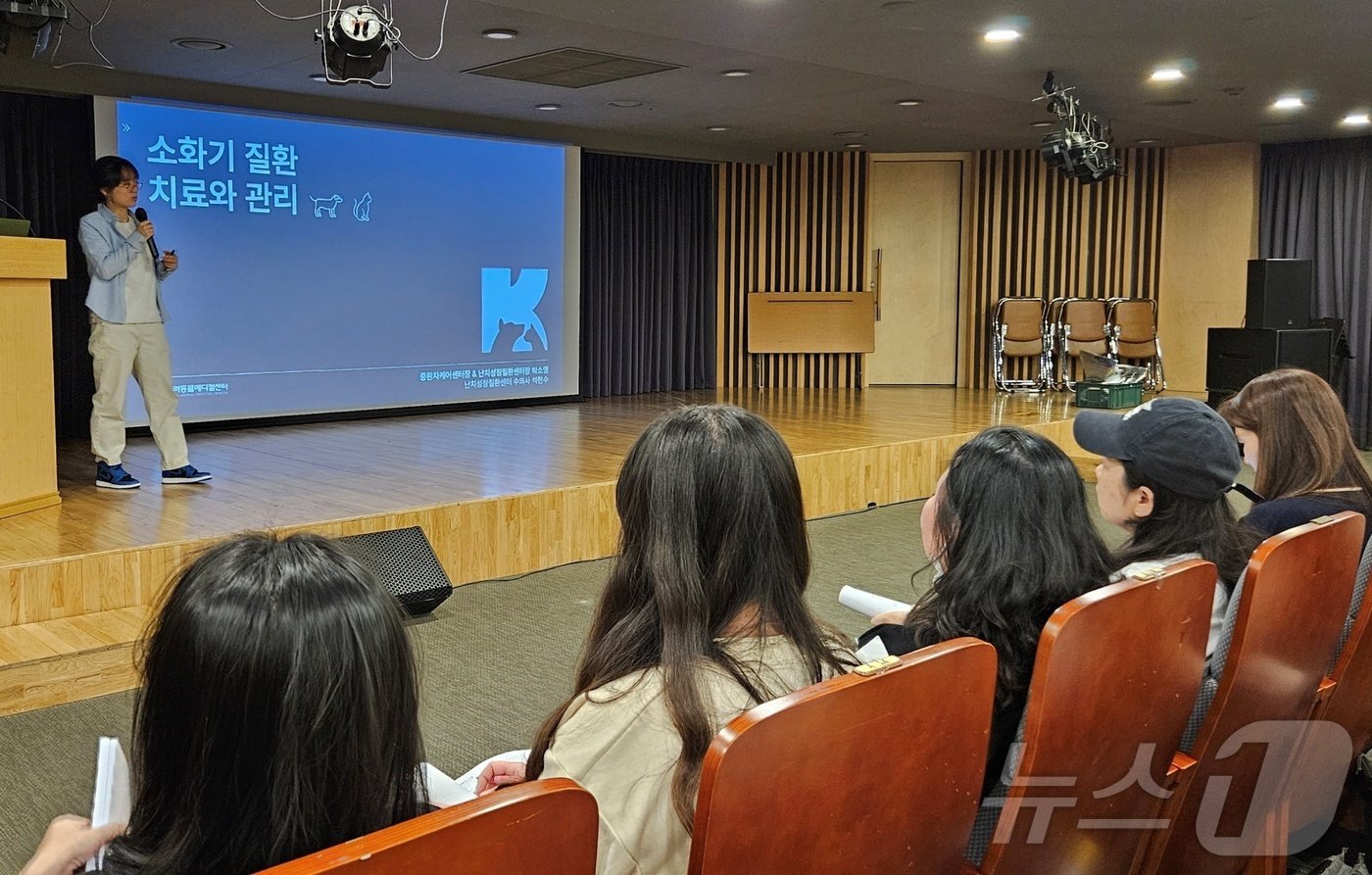 박소영 수의사가 5일 서울 용산구 전자랜드 랜드홀에서 열린 제4회 내강내고 콘퍼런스에서 강의를 하고 있다. ⓒ 뉴스1 최서윤 기자