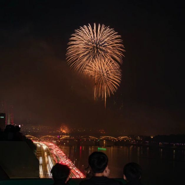 송일국, 삼둥이와 집에서 불꽃축제 직관…"강변사는 호사" [N샷]