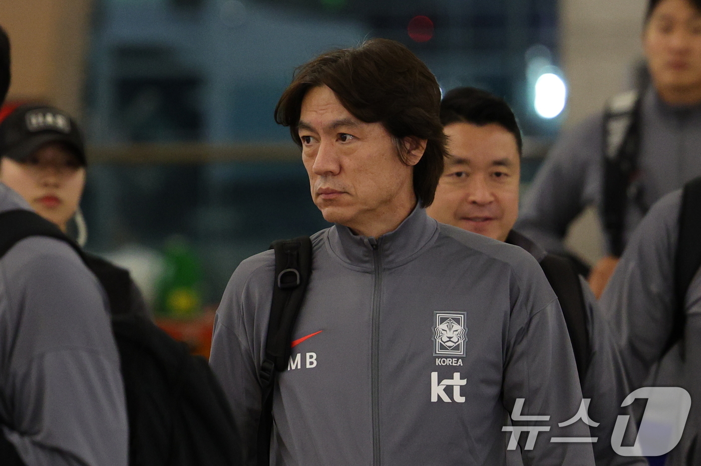 (인천공항=뉴스1) 장수영 기자 = 홍명보 감독 대한민국 축구대표팀 감독이 6일 밤 인천국제공항 제1터미널을 통해 요르단으로 출국하고 있다.대한민국 축구대표팀은 오는 10일 오후 …